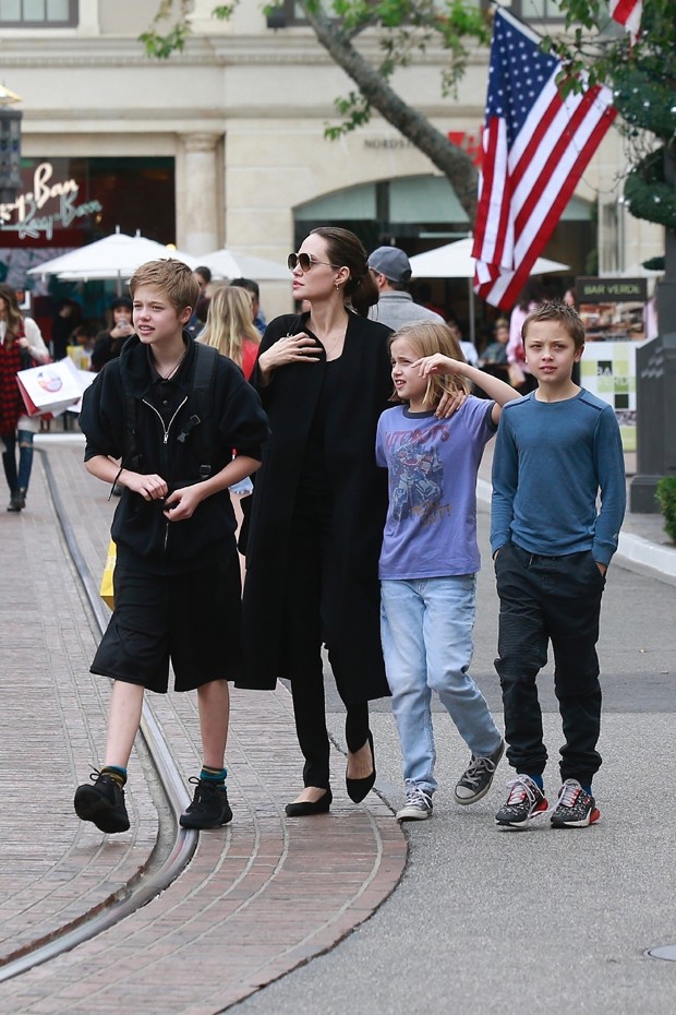 Angelina Jolie com Shiloh, Vivenne e Knox (Foto: Backgrid)