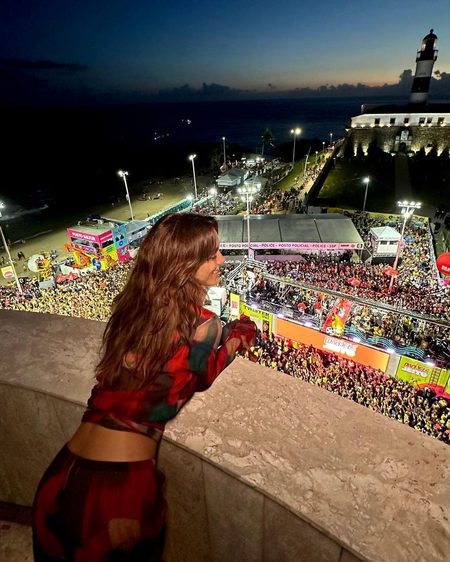 Em Salvador, Rafa Kalimann confere Carnaval da varanda de apartamenro: 'Surreal'
