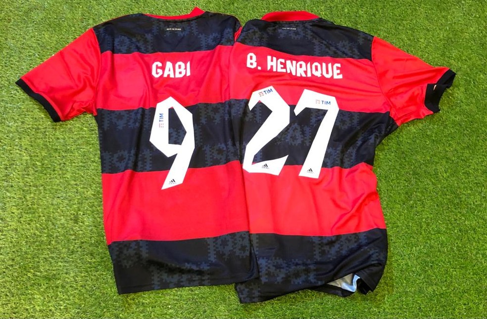 Camisas de Gabi e Bruno Henrique &mdash; Foto: Ivan Raupp
