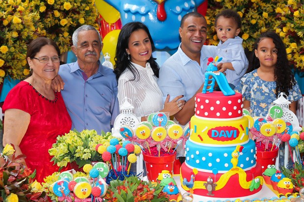 Helena e Seu Francisco, pais de Luciele, com Denílson e os netos Maria Eduarda e Davi (Foto: Manuela Scarpa/Brazil News)