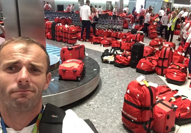 O velejador britânico Nick Dempsey, medalhista de prata nos Jogos do Rio, brincou no Twitter: "A minha é a vermelha" (Foto: Reprodução/Twitter/Nick Dempsey)