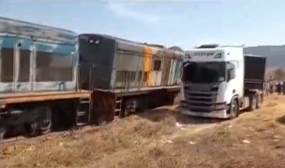 Carreta que transportava arroz é atingida por trem carregado de minério no  sudoeste da Bahia | Bahia | G1