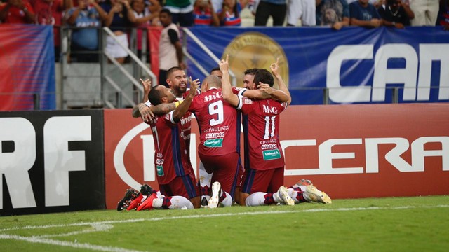 Jogadores do Fortaleza comemoram gol contra o Santos