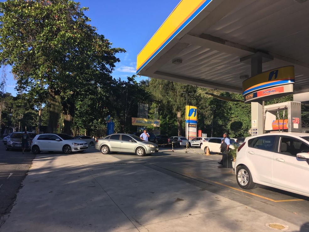 Em um posto de Jacarepaguá, o litro da gasolina estava custando R$ 5,19. Antes da greve, o valor era de R$ 4,99.  (Foto: Patricia Teixeira/G1)