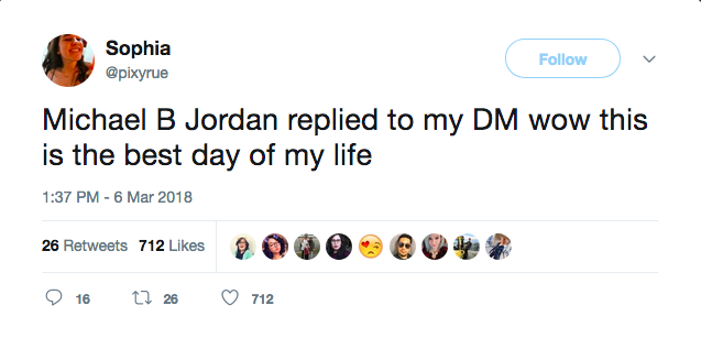 A fã do ator Michael B. Jordan comemorando a mensagem enviada pelo astro (Foto: Twitter)