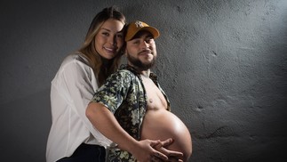 Érika abraça a o barrigão de grávido de Roberto, um homem trans que aguarda o nascimento de Noah — Foto: Edilson Dantas / O Globo
