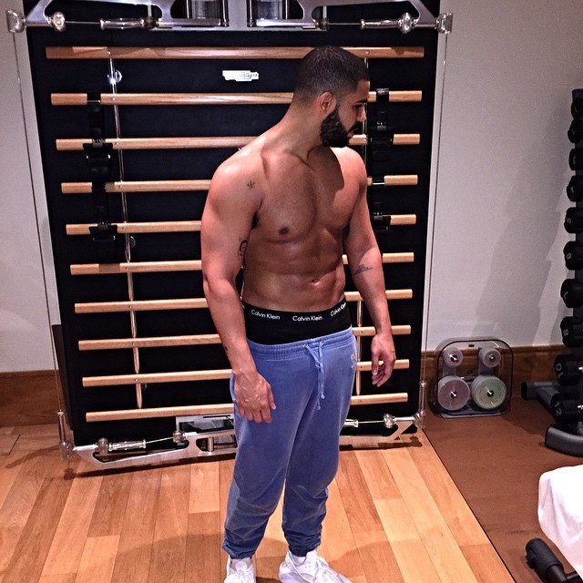 Drake posa sem camiseta e exibe corpo sarado na web. Compare! Quem