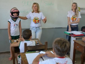 Alunos da Escola Valderleide Brandão aprendem sobre o trânsito de