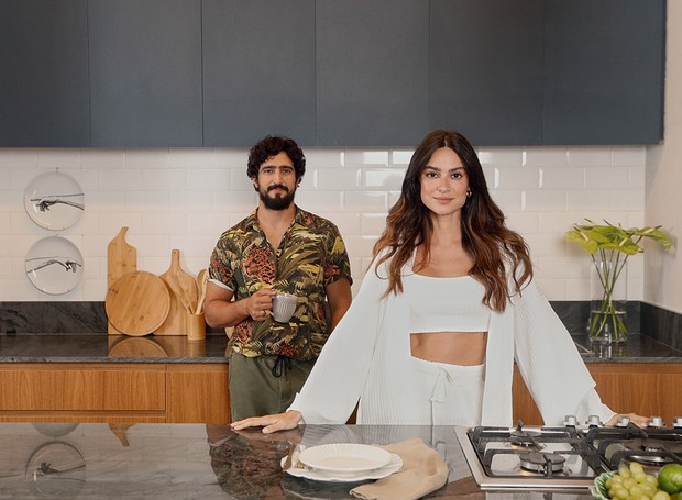 Os atores Thaila Ayala e Renato Góes estão na cozinha, com armários projetados pelo AS Design Arquitetura (Foto: Leo Faria / Divulgação)