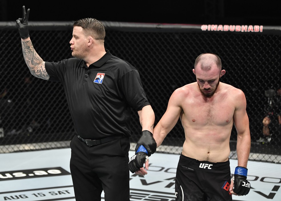 Roman Bogatov perdeu dois pontos após acertar o quarto golpe ilegal em Leo Santos no UFC 251 — Foto: Getty Images