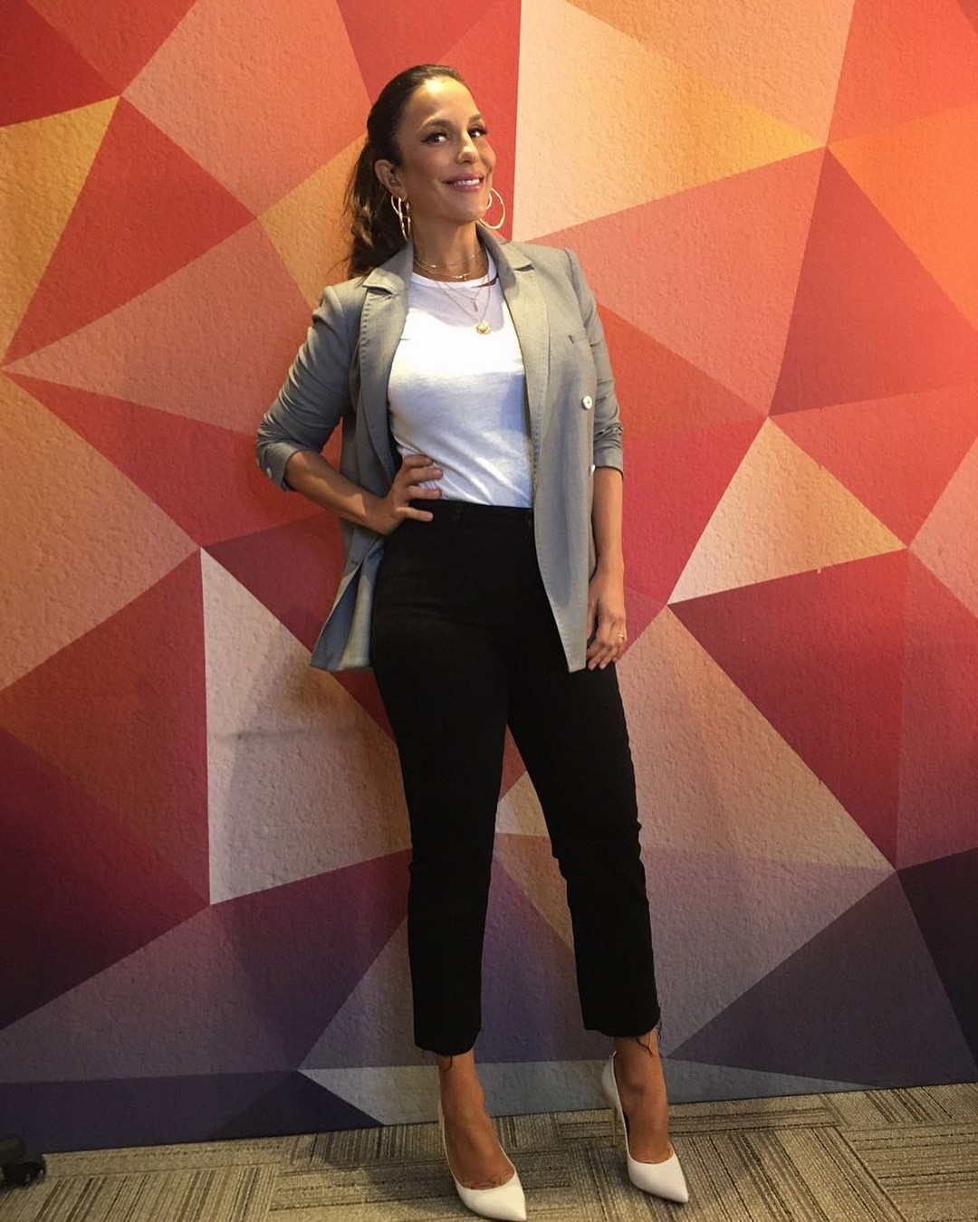 Ivete Sangalo com blazer cinza (Foto: reprodução/ Instagram)