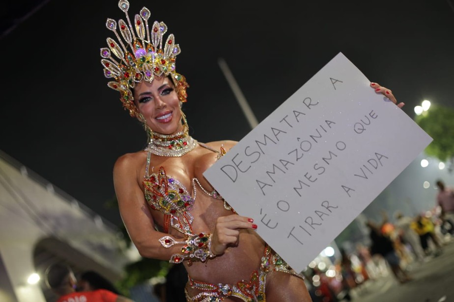 Tati Minerato levanta cartaz pela Amazônia durante a concentração para o desfile da Porto da Pedra