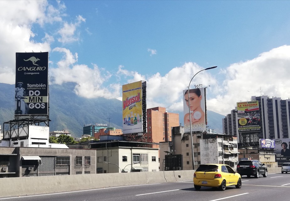 Outdoors de produtos e shows voltaram a povoar a Autopista Francisco Fajardo, rebatizada de Grande Cacique Guaycaipuro, que cruza Caracas