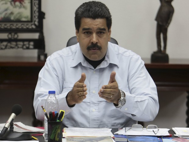 Maduro fala durante encontro com ministros no Palácio Miraflores em Caracas nesta segunda-feira (7) (Foto: Palácio de Miraflores/Handout via Reuters)