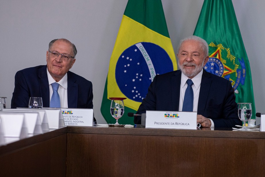 O vice-presidente e ministro da Indústria, Geraldo Alckmin, ao lado do presidente Lula em reunião com entidades do setor automotivo