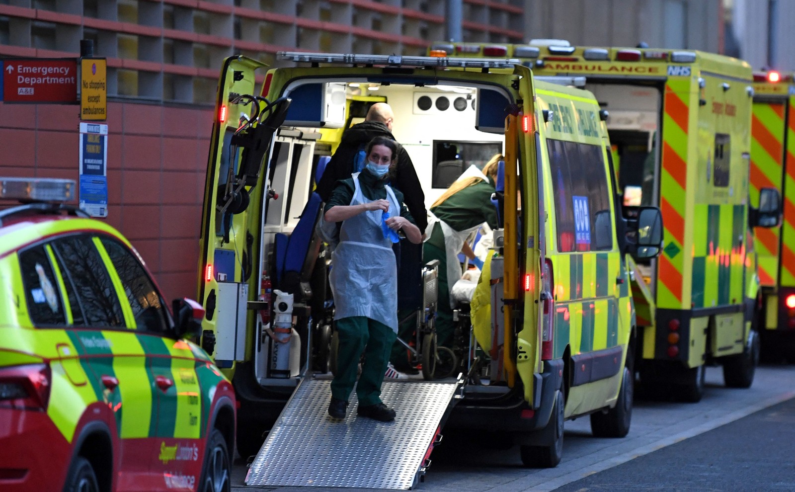 Paramédicos trabalham dentro de uma ambulância estacionada em frente ao Royal London Hospital, no leste de Londres. Capital da Inglaterra enfrenta grave escassez de pessoal causada pelo surto de ÔmicronAFP