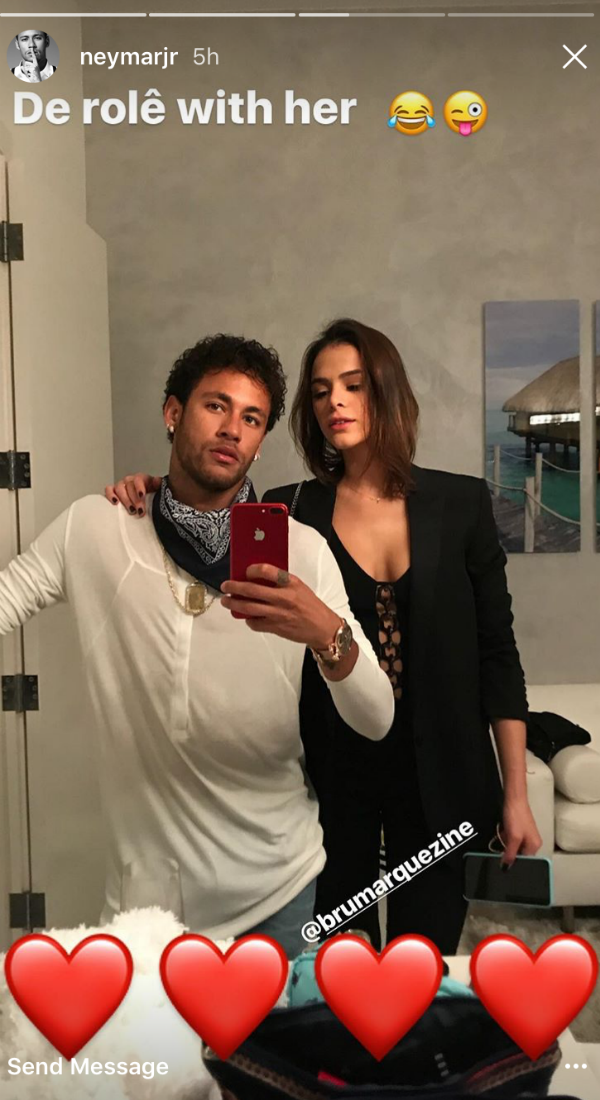 Neymar fez selfie com a namorada (Foto: Reprodução/Instagram)