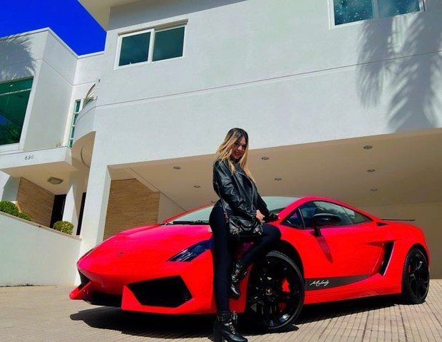Melody com seu novo carro em sua nova mansão (Foto: Reprodução/Instagram)