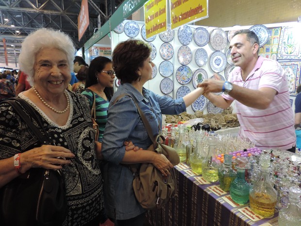 Vendedora vendendo perfume ao homem fotos, imagens de