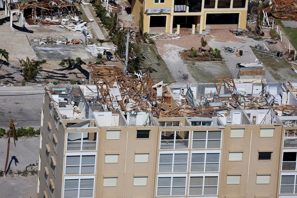 Prédio teve teto arrancado pela passagem do furacão Ian em Fort Myers, na Flórida — Foto:  Joe Raedle/Getty Images via AFP