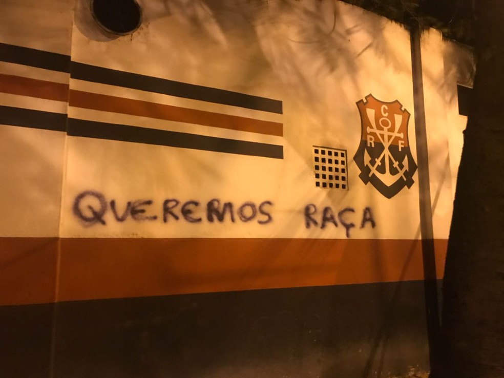 PichaÃ§Ã£o pede "raÃ§a" (Foto: Amanda Kestelman / GloboEsporte.com)
