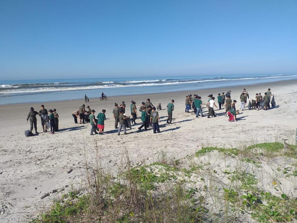 Segundo a ONG, a limpeza no litoral do Paraná contou com a participação de 63 adultos e 83 crianças, que percorreram 13 km durante uma hora e meia — Foto: ONG Parceiros do Mar/Divulgação