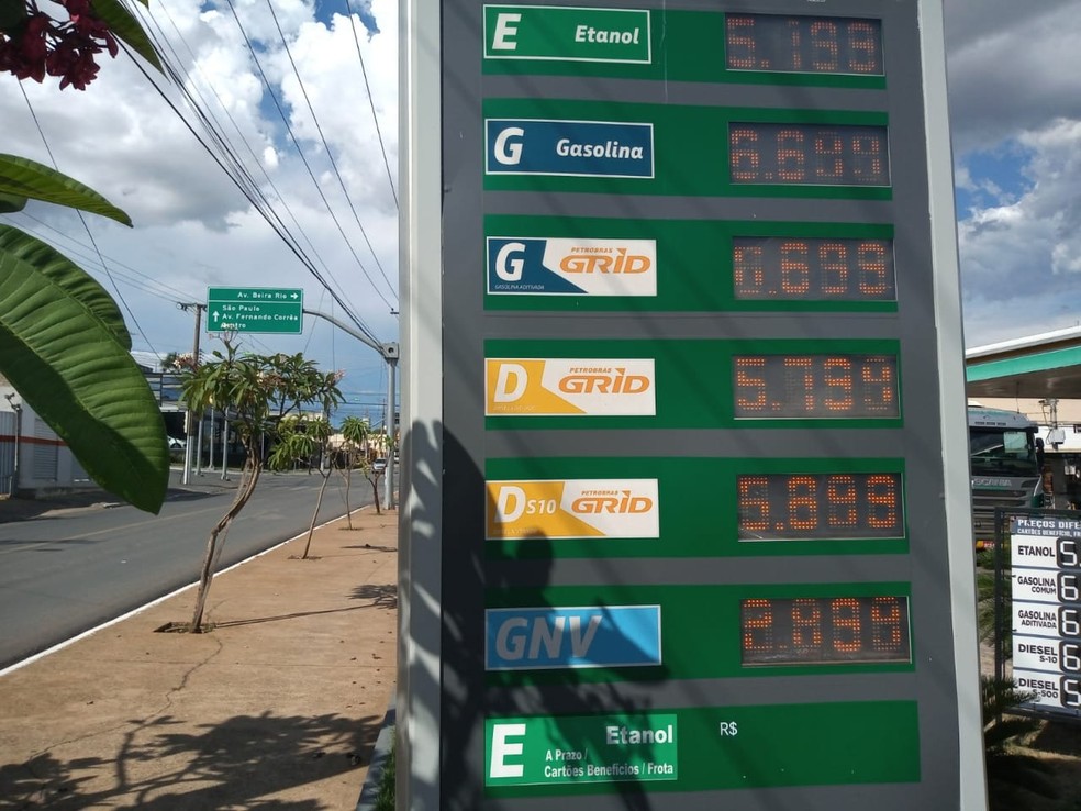 Houve fila para abastecer com GNV em Cuiabá. Combustível custa menos de R$ 3 o metro cúbico — Foto: Reprodução