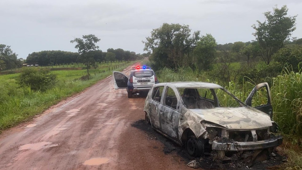 Polícia Civil foi até o local após receber denúncia e encontrou carro queimado — Foto: Divulgação