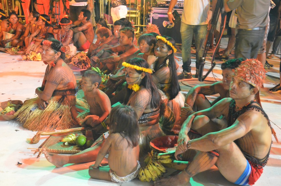Indígenas participaram da apresentação do Boto Tucuxi no Sairé 2017 (Foto: Dominique Cavaleiro/G1)