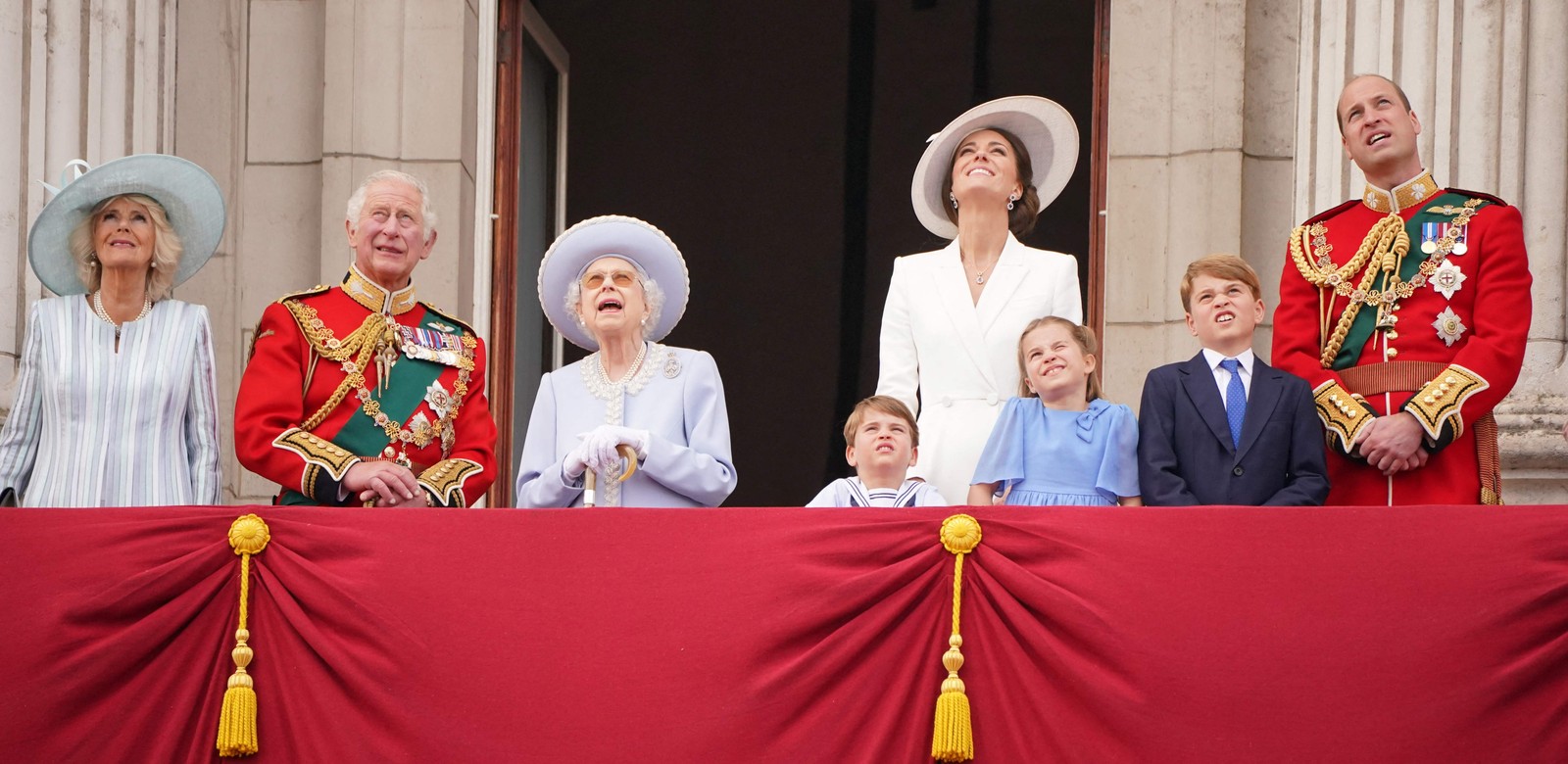 Rainha Elizabeth II aparece com a família na sacada do Palácio de Buckingham, durante comemoração do jubileu de platina, em junho — Foto: JONATHAN BRADY/AFP