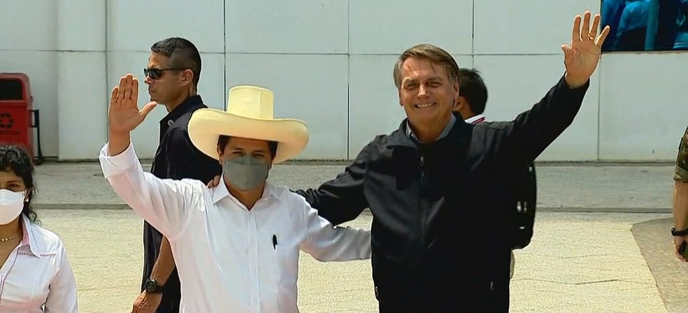 Bolsonaro e presidente do Peru — Foto: Ruan Gabriel/Rede Amazônica