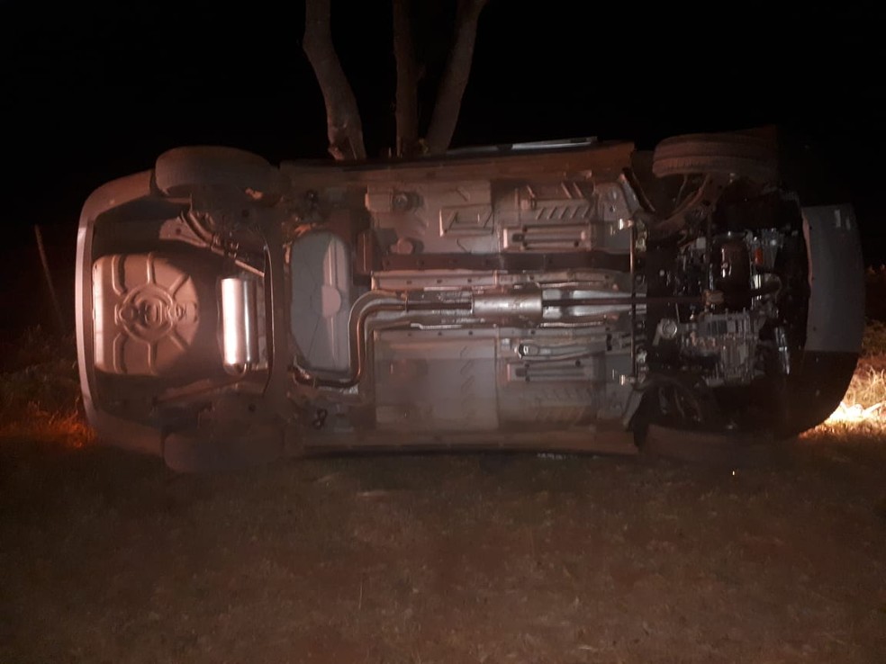 O automóvel estava capotado e Lucas ainda estava dentro dele, preso ao carro (Foto: Polícia Militar de MT)