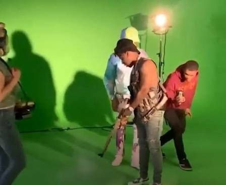 O rapper YFN Lucci dispara arma em gravação de videoclipe (Foto: reprodução)