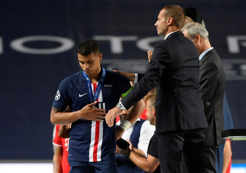 Thiago Silva recebe a medalha de prata da Liga dos Campeões: zagueiro está a caminho do Chelsea — Foto: Lluis Gene/Reuters