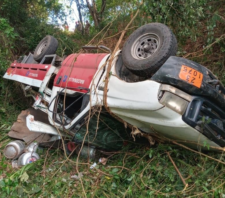 Caminhão carregado com botijões de gás sai da pista e capota em barranco em Barra Mansa