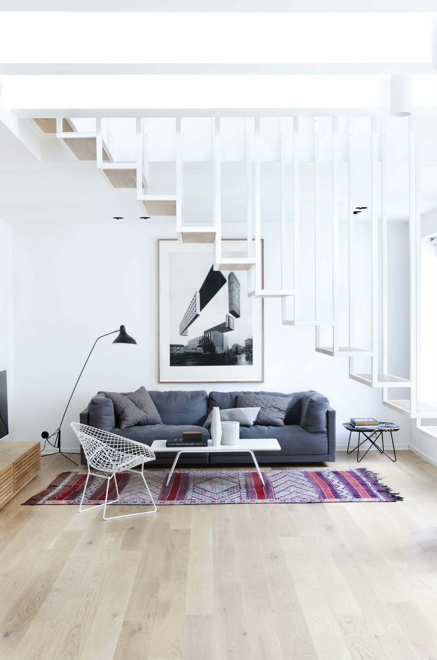 Décor do dia: escada suspensa na sala de estar (Foto: Marcelo Donadussi)