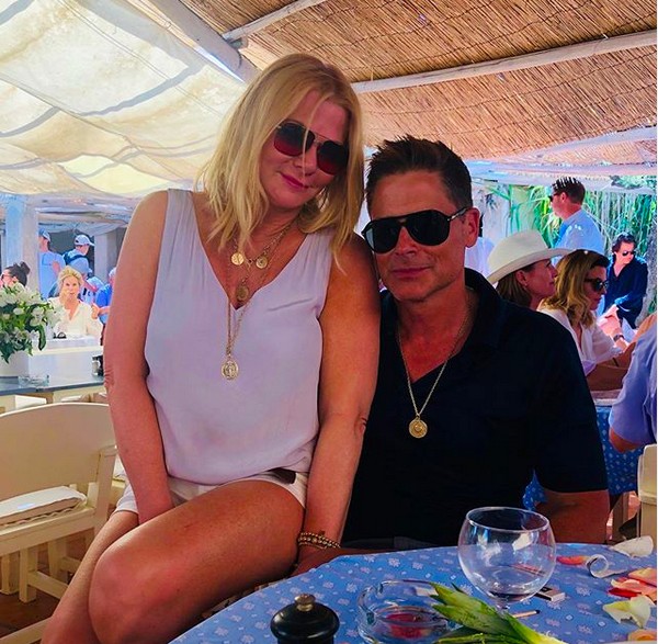 O ator Rob Lowe com a esposa (Foto: Instagram)