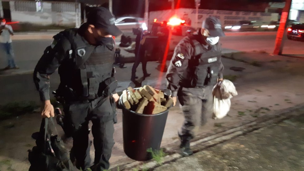 Policiais militares levam parte da droga apreendida para a delegacia de plantão da Zona Norte, em Natal. — Foto: Sérgio Henrique Santos/Inter TV Cabugi
