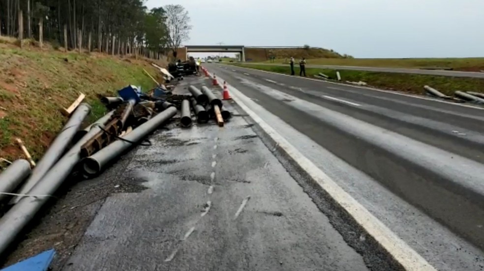 Carga ficou espelhada na rodovia em Pederneiras após o caminhão tombar — Foto: Marcelo Risso/ TV TEM 