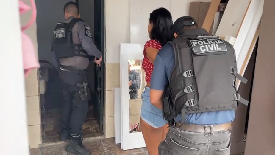 Agentes da Polícia Civil cumprem mandados de prisão preventiva contra quadrilha de estelionatários na Região Metropolitana do Rio