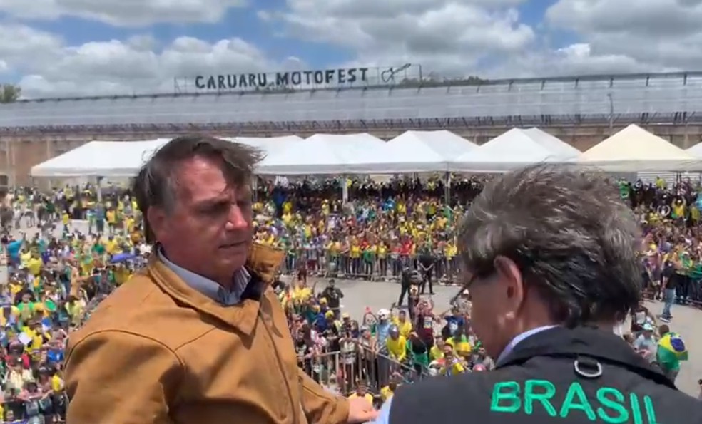 Depois de motociata, Bolsonaro fez discurso em trio elétrico em Caruaru — Foto: Reprodução