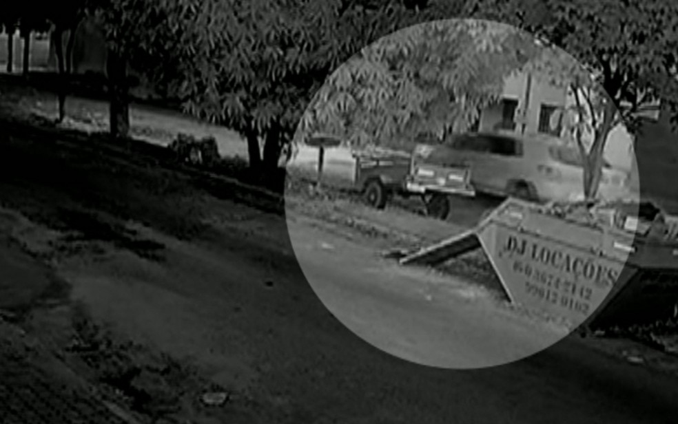 Funcionário público é suspeito de usar carro da prefeitura para furtar carretinha; vídeo — Foto: Reprodução/TV Anhanguera