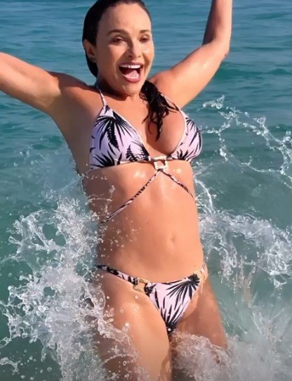 Luiza Tomé é surpreendida no mar (Foto: reprodução/instagram)