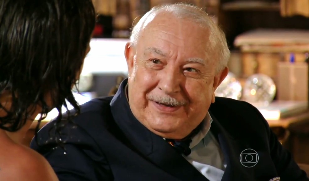 Dion&iacute;sio Albuquerque (S&eacute;rgio Mamberti) deseja que Alberto (Igor Rickli) assuma os neg&oacute;cios da fam&iacute;lia, em 'Flor do Caribe' &mdash; Foto: Globo