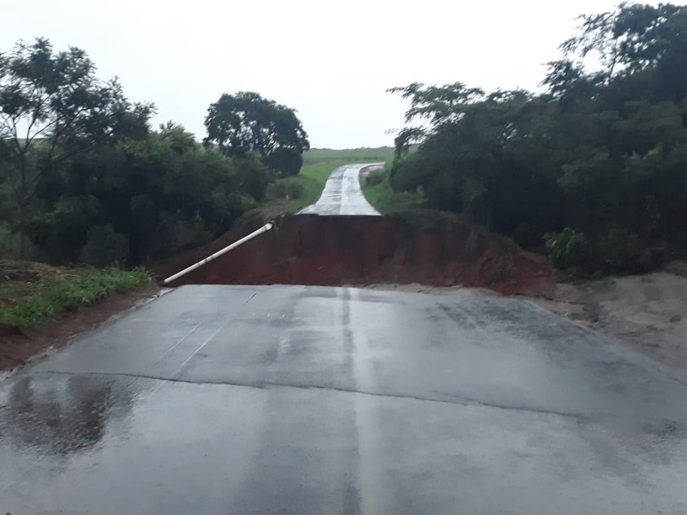 Ponte foi levada embora pela força da água — Foto: Polícia Militar/Divulgação