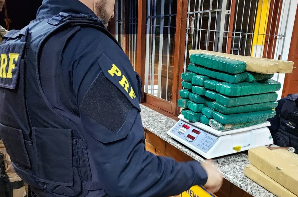Maconha apreendida somou 125,6 quilos; três suspeitos foram presos em SC — Foto: PRF/Divulgação