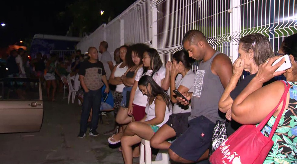 Fila em posto de saúde de São João de Meriti começou a se formar ainda na madrugada; população teme contágio por febre amarela (Foto: TV Globo)