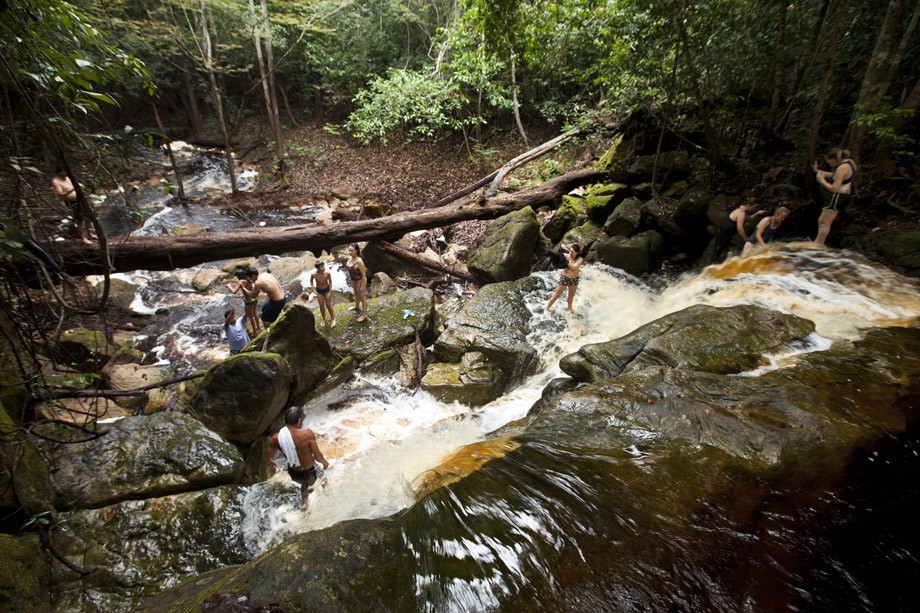 Cachoeira dentro da floresta amazônica (Foto: Thais Antunes)