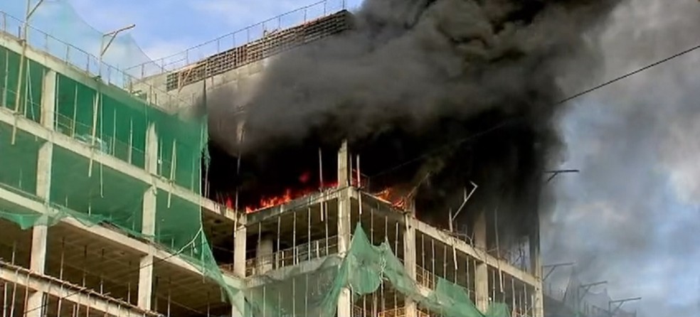 Incêndio atinge prédio de hospital em obras em Fortaleza — Foto: TV Verdes Mares/Reprodução