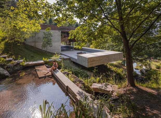 Casa Gêres de concreto e madeira em meio à natureza (Foto: Nudo/ Carvalho Araújo/ Divulgação)